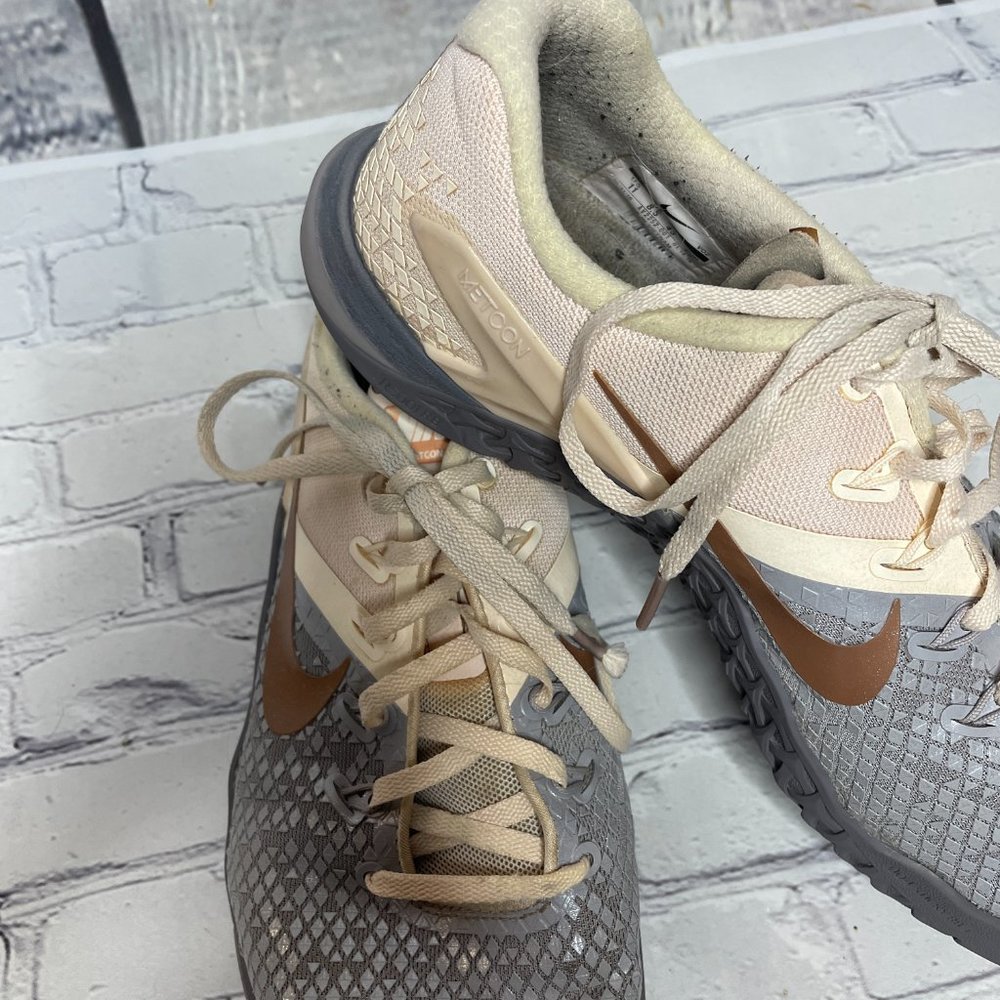 Women's Nike Metcon Strength Training Workout 4 XD MTLC Shoes Pink Grey White - Picture 3 of 9